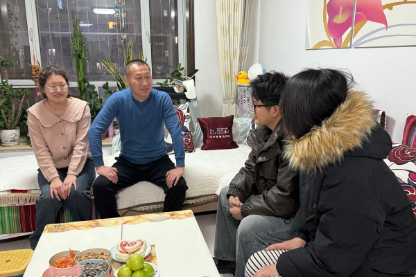 登門送愛連家校，合力同心助成長——保定理工學院經濟學院開展寒假家訪活動（中）