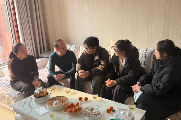 登門送愛連家校，合力同心助成長——保定理工學院經濟學院開展寒假家訪活動（中）