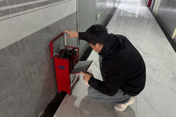 暖心服務|保定理工學院管理學院：輔導員開展宿舍通風及安全排查工作