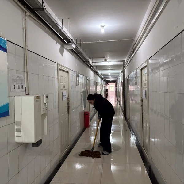 暖心服務|保定理工學院管理學院輔導員節后清掃樓道迎開學