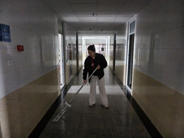 暖心服務|保定理工學院管理學院輔導員節后清掃樓道迎開學