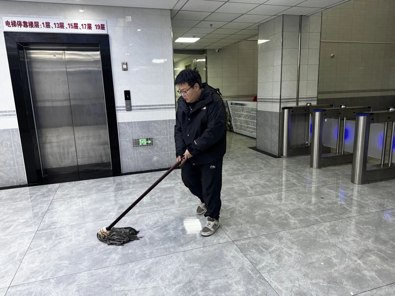 暖心服務|保定理工學院管理學院輔導員節后清掃樓道迎開學