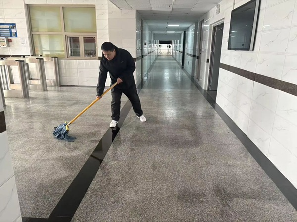 暖心服務|保定理工學院管理學院輔導員節后清掃樓道迎開學