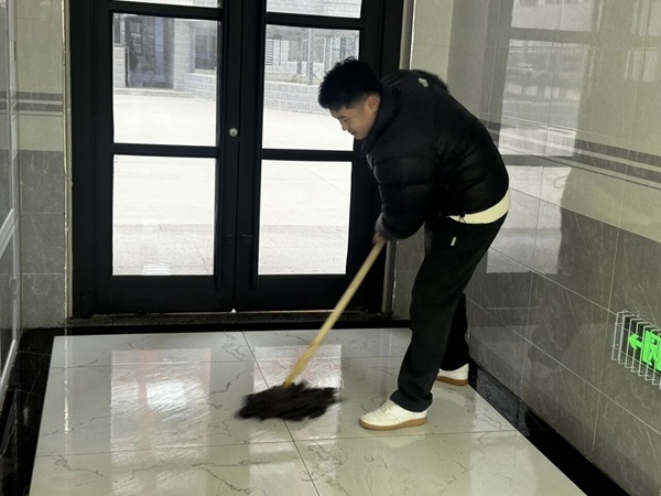 暖心服務|保定理工學院管理學院輔導員節后清掃樓道迎開學