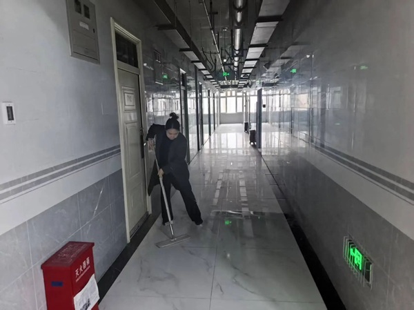 暖心服務|保定理工學院管理學院輔導員節后清掃樓道迎開學