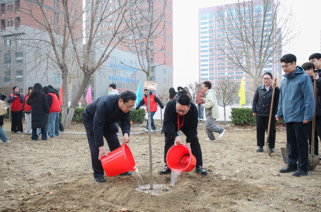 擁抱綠意 種植新生｜保定理工學院舉辦植樹節暨田間思政勞動教育實踐活動
