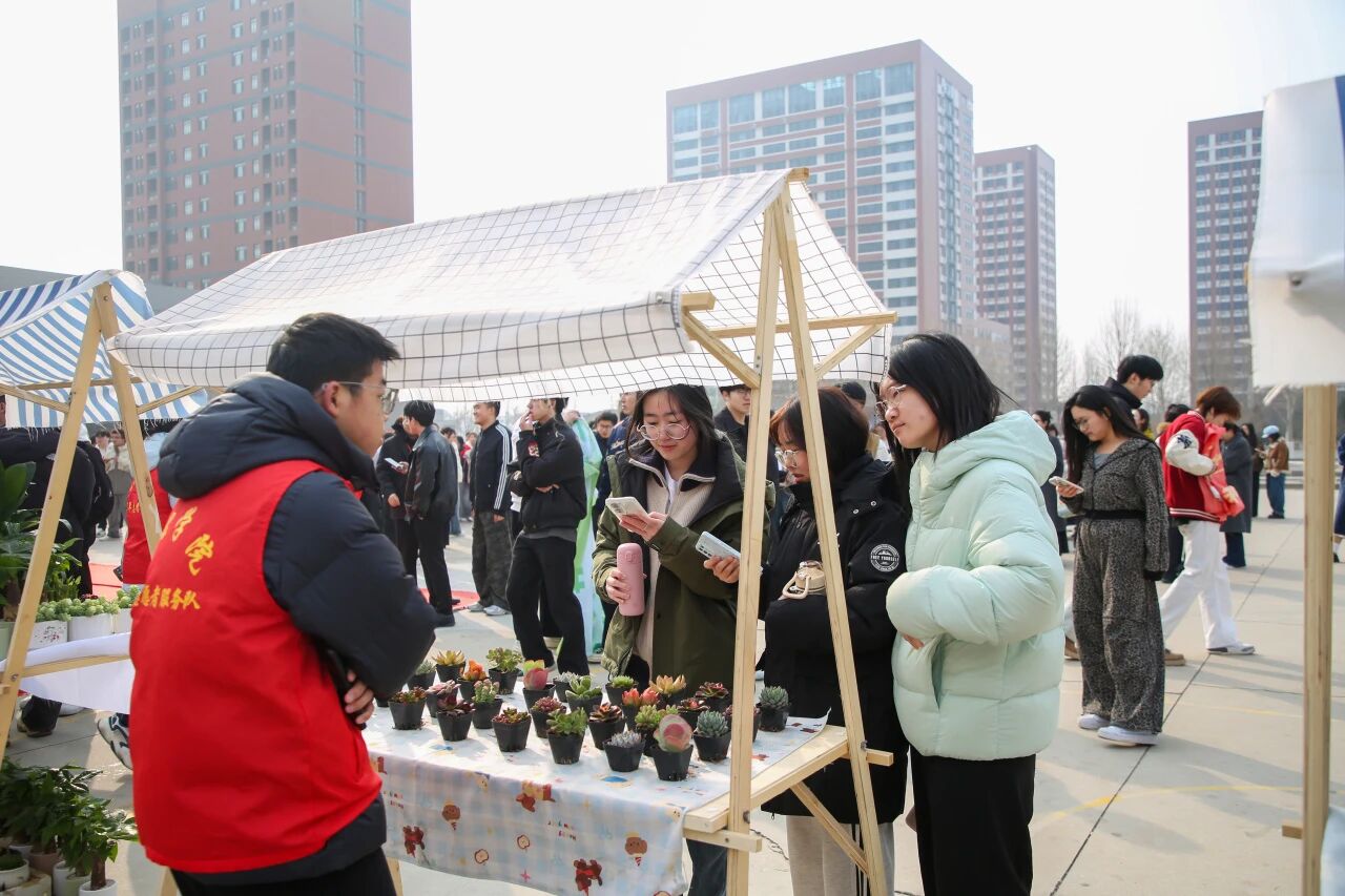 擁抱綠意 種植新生｜保定理工學院舉辦植樹節暨田間思政勞動教育實踐活動