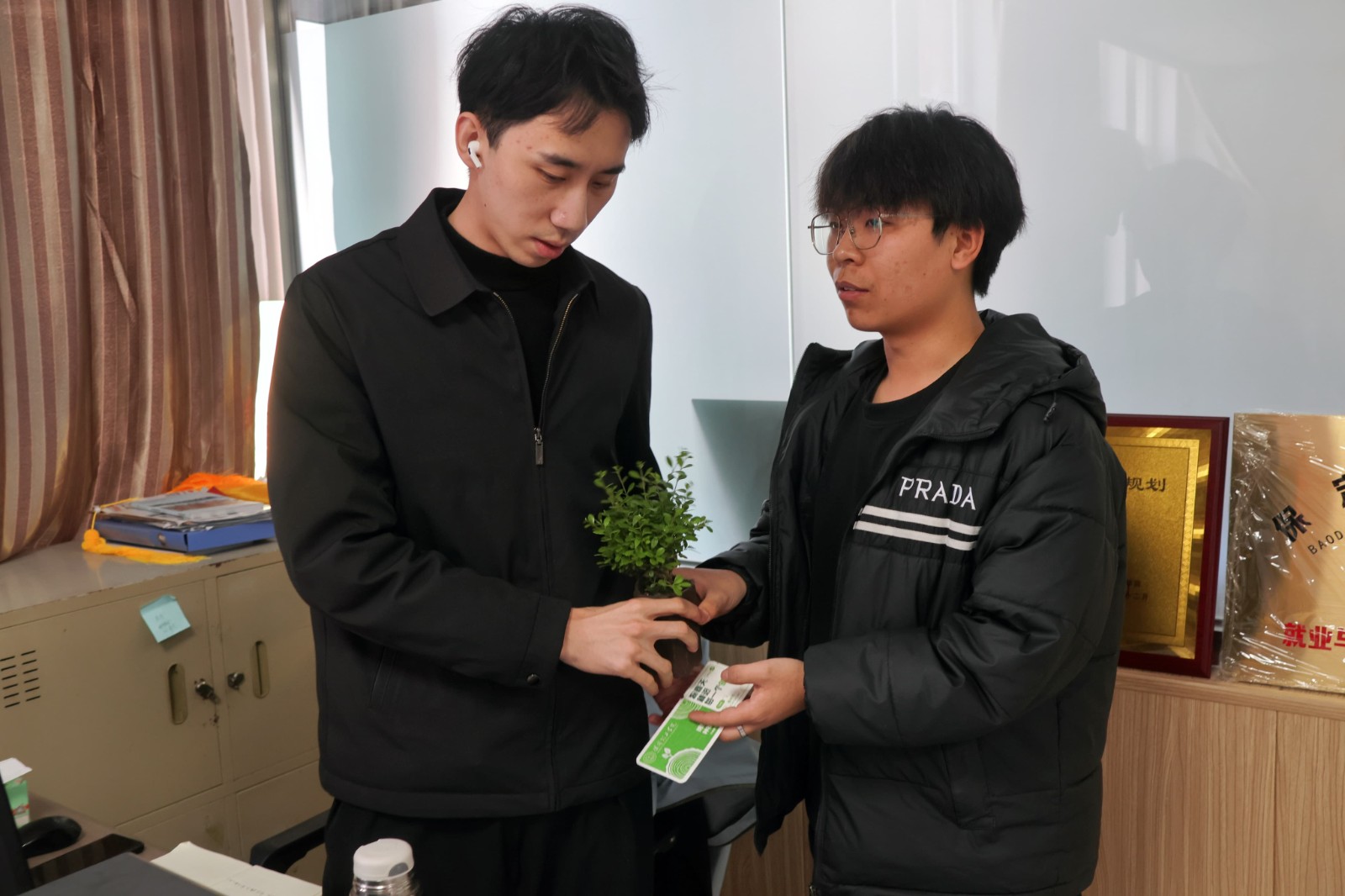 經濟學院參與學校“擁抱綠意，種植新生”植樹節主題活動
