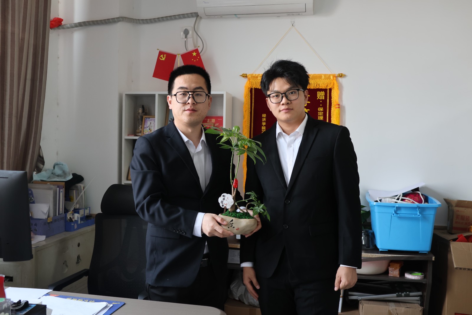 經濟學院參與學校“擁抱綠意，種植新生”植樹節主題活動