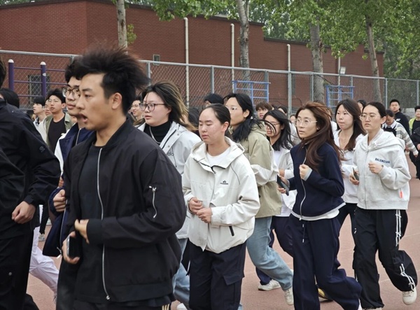 四月燃動(dòng)青春 晨跑涵養(yǎng)學(xué)風(fēng)|保定理工學(xué)院管理學(xué)院陽光體育活動(dòng)啟幕