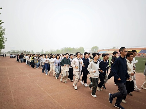 四月燃動(dòng)青春 晨跑涵養(yǎng)學(xué)風(fēng)|保定理工學(xué)院管理學(xué)院陽光體育活動(dòng)啟幕