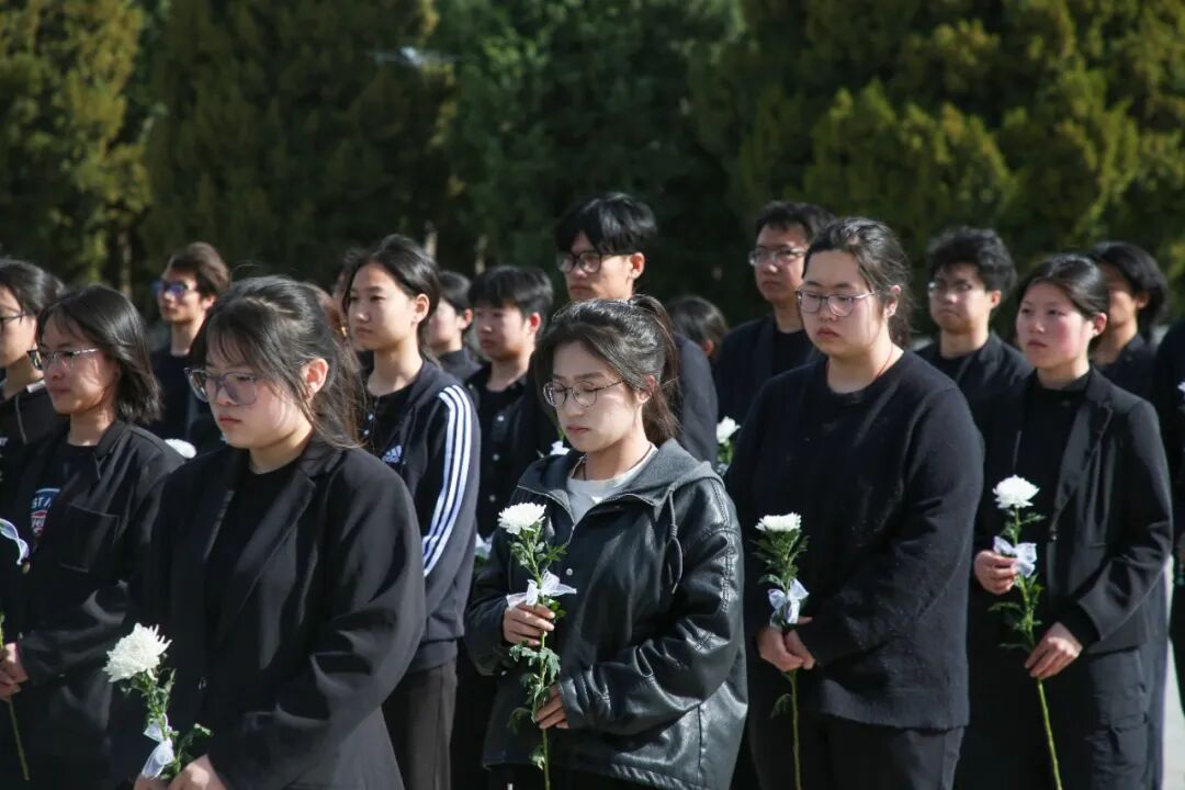 緬懷革命先烈·賡續紅色血脈———我校團委開展清明祭掃暨“行走的思政課”愛國主義教育活動