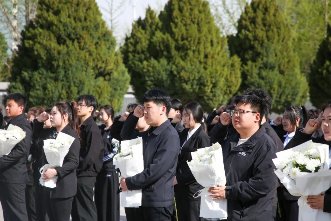 緬懷革命先烈·賡續紅色血脈———我校團委開展清明祭掃暨“行走的思政課”愛國主義教育活動