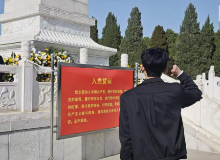 緬懷先烈守初心 薪火相傳擔使命——保定理工學院藝術學院共青團員開展清明節烈士陵園祭掃活動