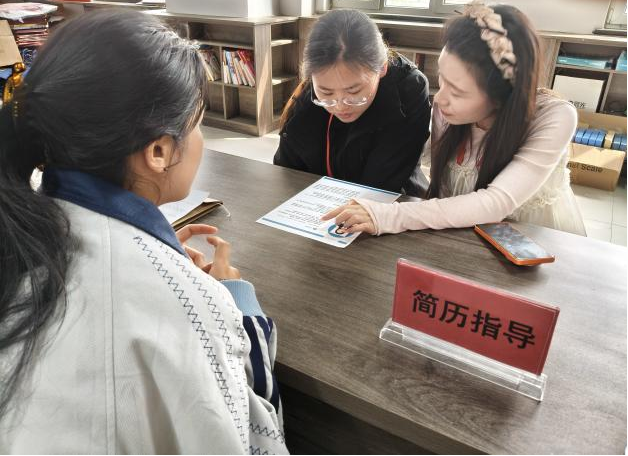 “就”在周三——2026屆畢業(yè)生學(xué)院專場(chǎng)招聘會(huì)順利舉辦
