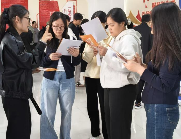 “就”在周三——2026屆畢業(yè)生學(xué)院專場(chǎng)招聘會(huì)順利舉辦