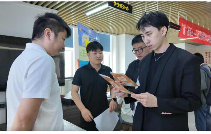 “就”在周三——2026屆畢業(yè)生學(xué)院專場(chǎng)招聘會(huì)順利舉辦