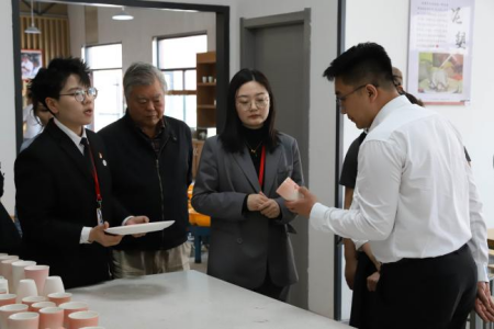 交流互鑒促發(fā)展 攜手同行譜新篇 ——張家口學(xué)院美術(shù)學(xué)院領(lǐng)導(dǎo)蒞臨保定理工學(xué)院藝術(shù)學(xué)院參觀交流