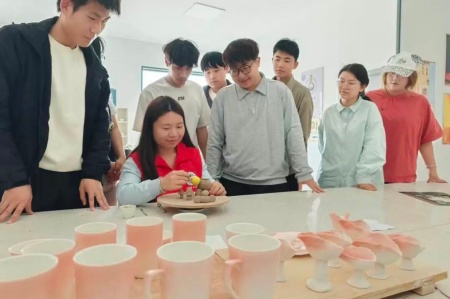 受助懷初心 回饋赴新程 | 保定理工學(xué)院藝術(shù)學(xué)院助學(xué)金獲得者以藝踐行感恩