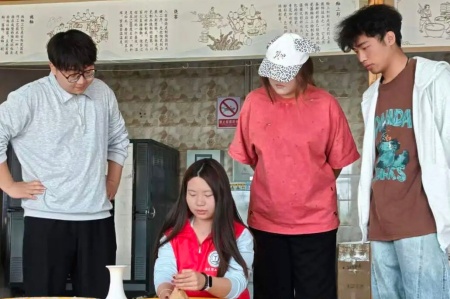 受助懷初心 回饋赴新程 | 保定理工學(xué)院藝術(shù)學(xué)院助學(xué)金獲得者以藝踐行感恩