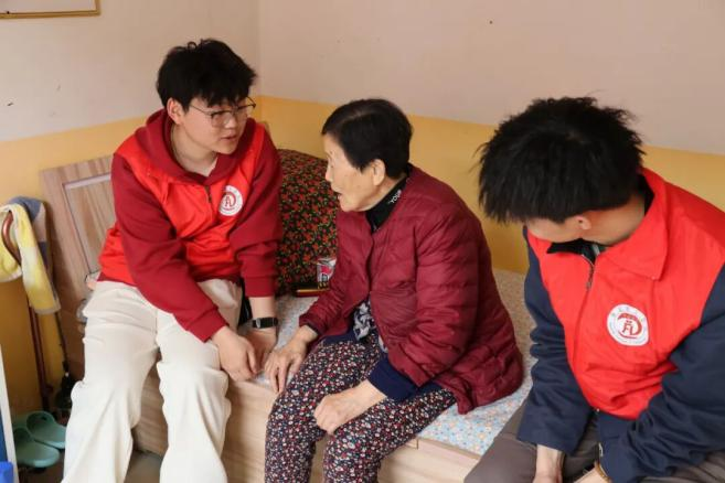 感恩回饋傳溫暖 青春擔當顯情懷——康復醫學院受助學子開展主題志愿服務活動