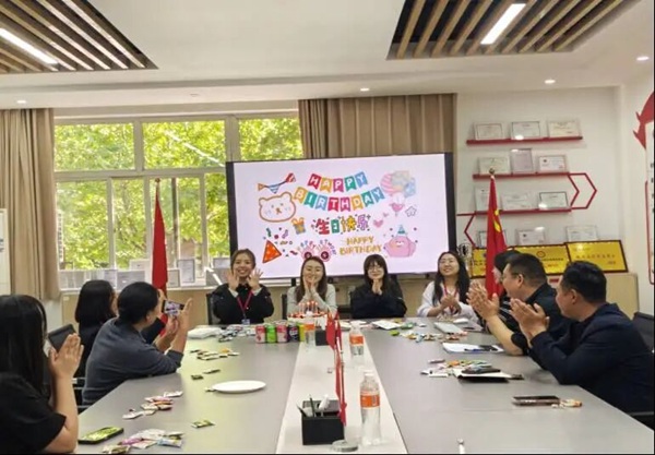 溫情四月 暖心再續——管理科學與工程學院舉辦四月教職工集體生日會
