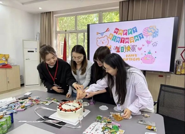溫情四月 暖心再續——管理科學與工程學院舉辦四月教職工集體生日會