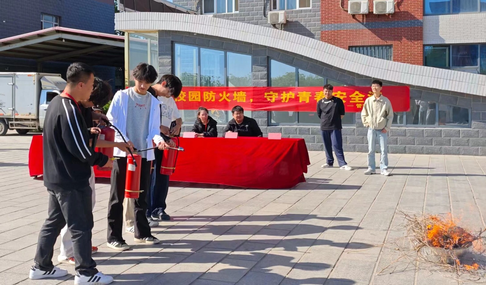 筑牢安全防線 守護平安校園——我校管理學院扎實開展春季消防應急疏散演練