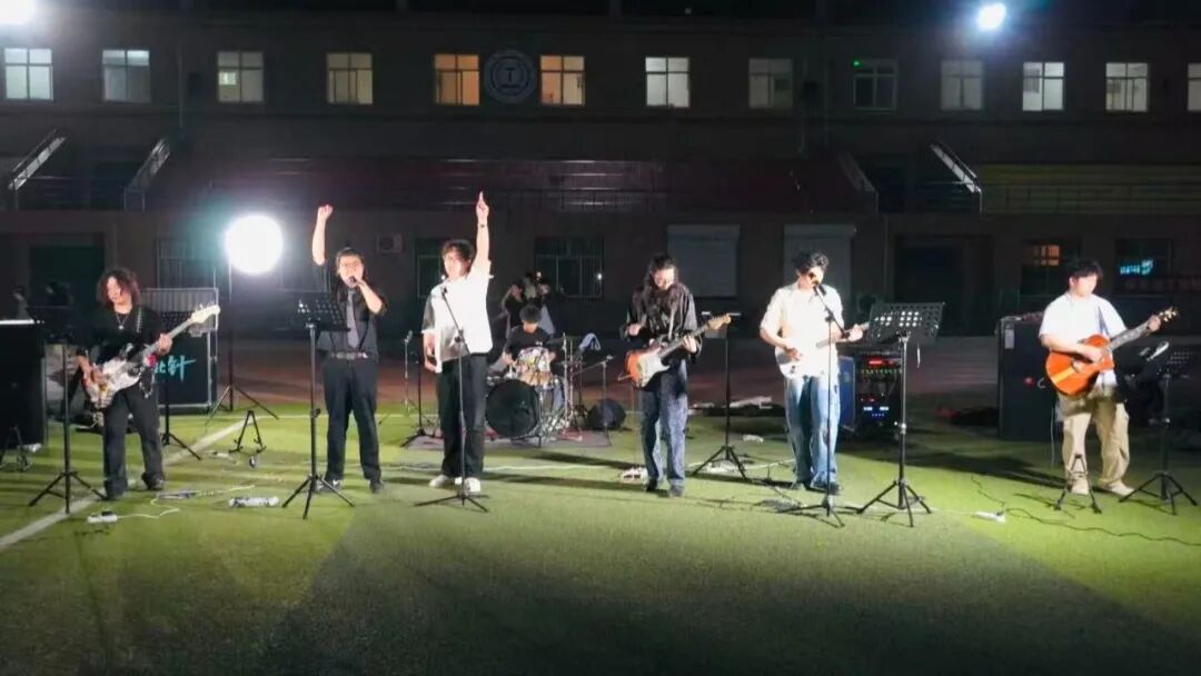 風(fēng)遇校園，音浪留聲——草地音樂節(jié)圓滿落幕——我們把春天唱成了歌