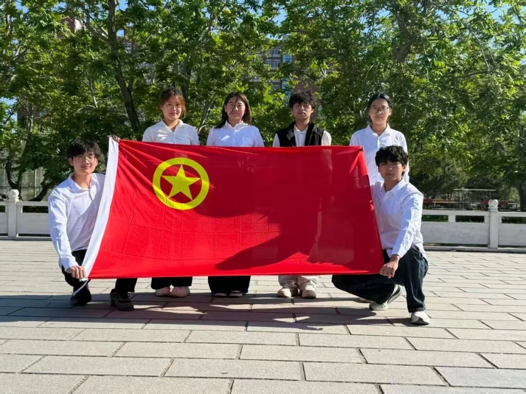 五四青年節——咔嚓！保理學子與團旗的青春同框