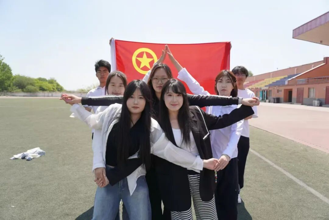 五四青年節——咔嚓！保理學子與團旗的青春同框