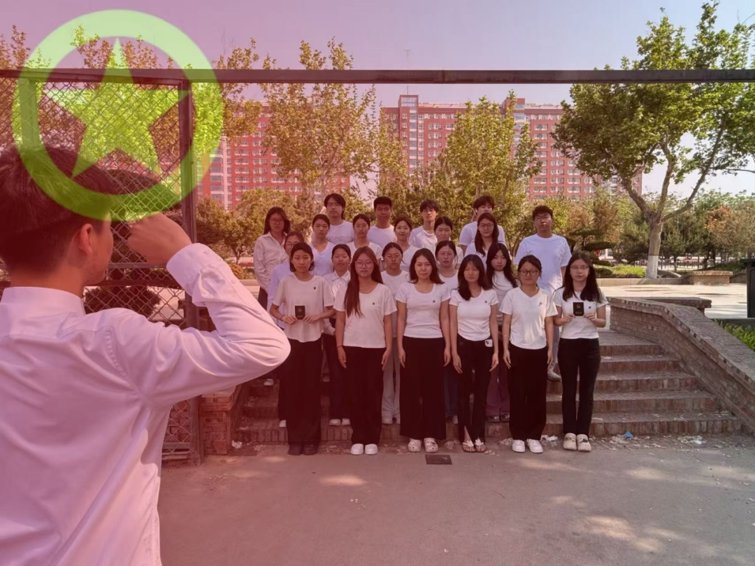 五四青年節——咔嚓！保理學子與團旗的青春同框