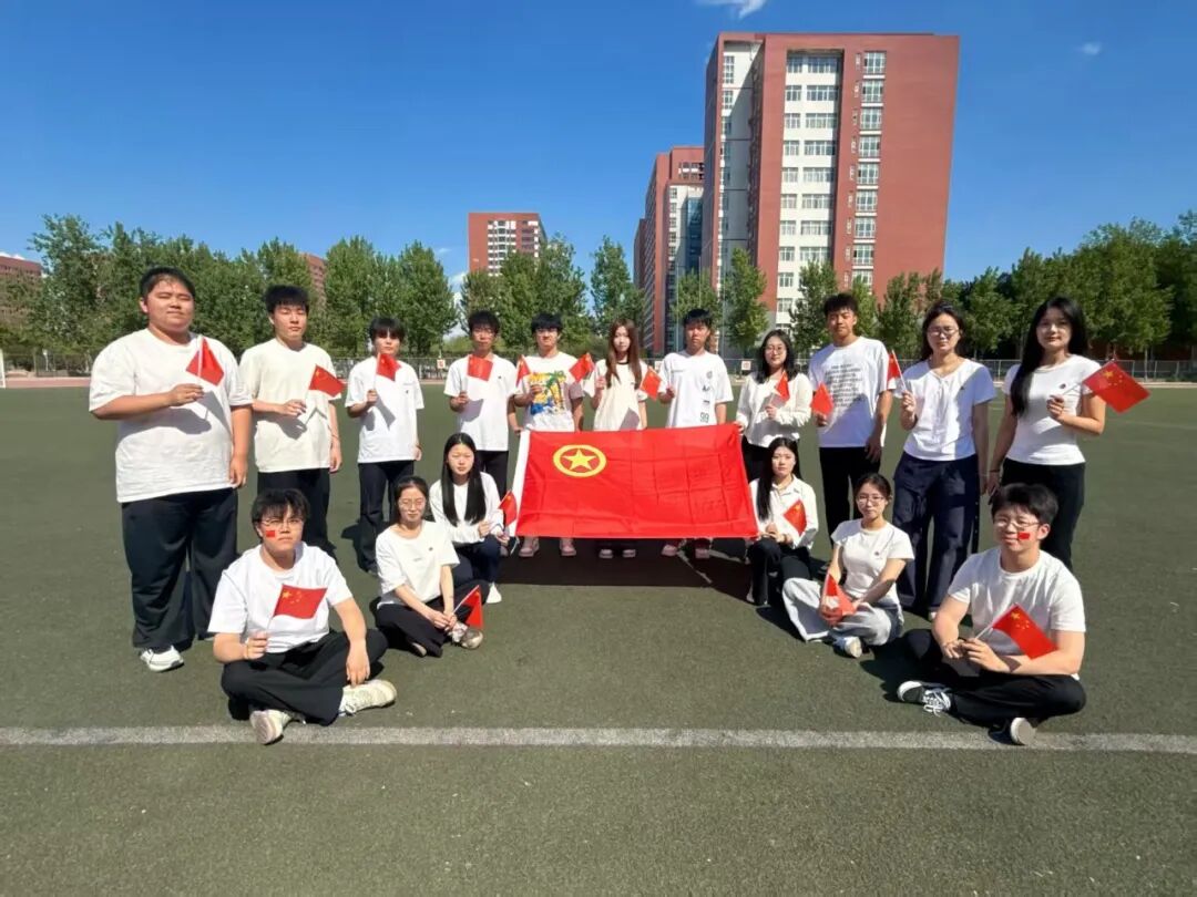 五四青年節——咔嚓！保理學子與團旗的青春同框