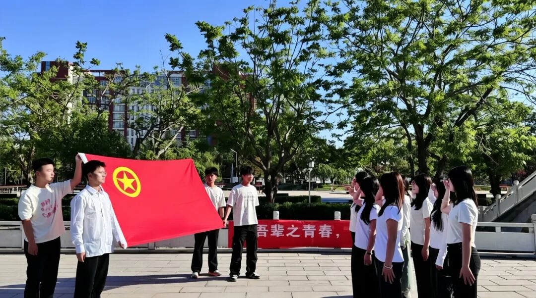 五四青年節——咔嚓！保理學子與團旗的青春同框