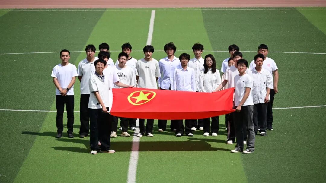 五四青年節——咔嚓！保理學子與團旗的青春同框