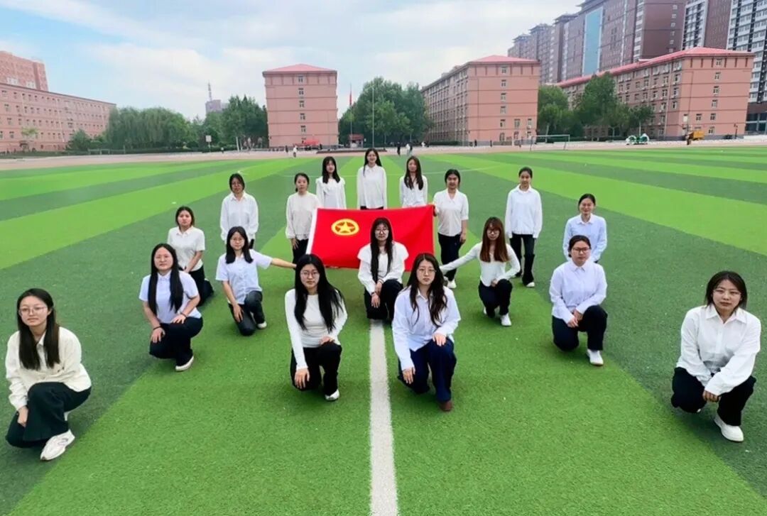 五四青年節——咔嚓！保理學子與團旗的青春同框