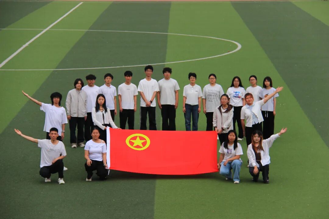 五四青年節——咔嚓！保理學子與團旗的青春同框
