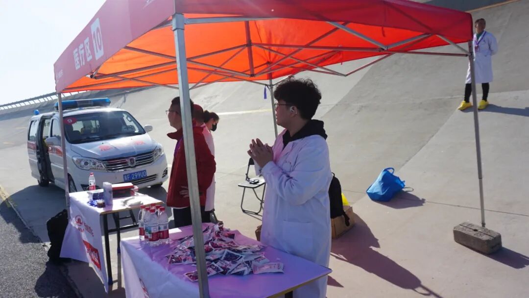 青春守護賽道 志愿筑牢防線——保定理工學院310名志愿者助力2026長城汽車智慧工廠半程馬拉松圓滿落幕