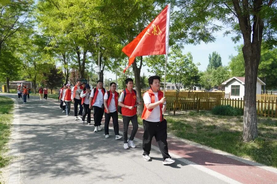 保定理工學(xué)院積極參與保定市第八屆公益徒步行活動(dòng)