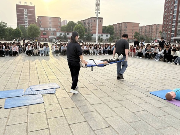 學以致用，“救”在身邊|保定理工學院管理學院舉行應急救護技能實操展示活動