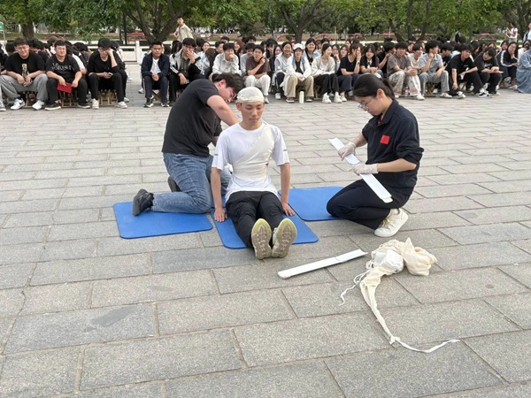 學以致用，“救”在身邊|保定理工學院管理學院舉行應急救護技能實操展示活動