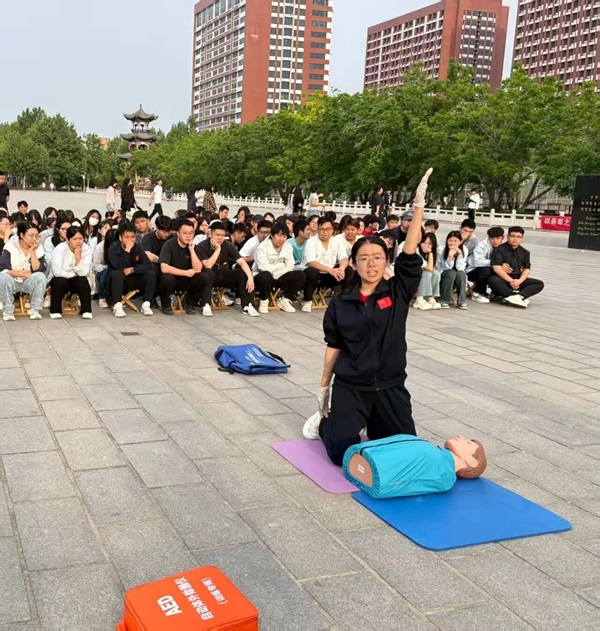 學以致用，“救”在身邊|保定理工學院管理學院舉行應急救護技能實操展示活動