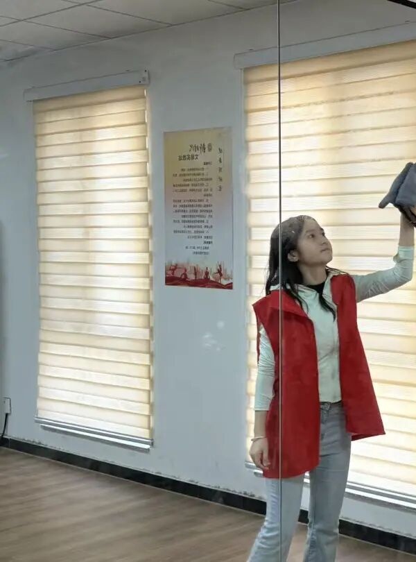 黨員亮身份 服務暖人心|保定理工學院管理學院開展社區(qū)公益志愿服務活動