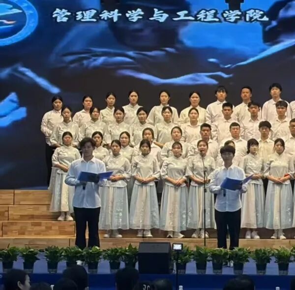 五四薪火傳 青春赴新程|保定理工學院管理學院學子在紀念五四運動107周年表彰暨朗誦大會中展現(xiàn)青春擔當