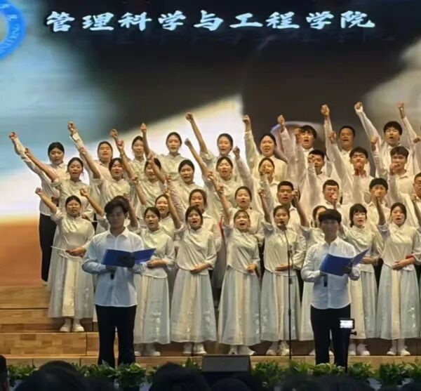 五四薪火傳 青春赴新程|保定理工學院管理學院學子在紀念五四運動107周年表彰暨朗誦大會中展現(xiàn)青春擔當