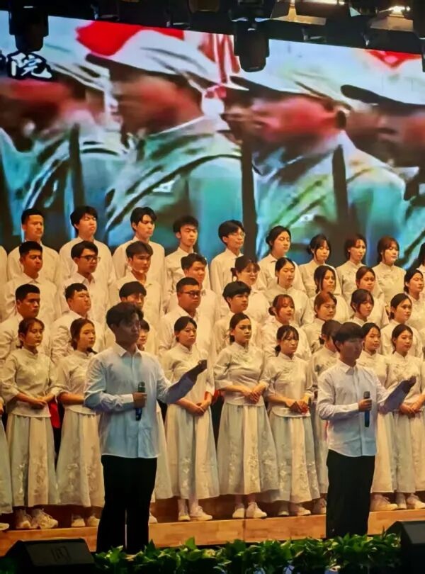 五四薪火傳 青春赴新程|保定理工學院管理學院學子在紀念五四運動107周年表彰暨朗誦大會中展現(xiàn)青春擔當