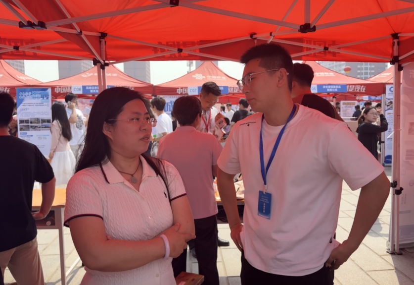 【教育學院·就業動態】訪企對接精準發力 校企簽約再結碩果——教育學院領導深入校級招聘會現場走訪交流
