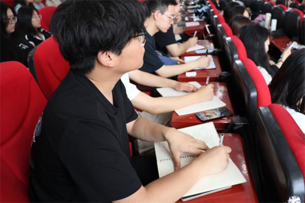 經(jīng)濟(jì)學(xué)院2026屆考研分享表彰大會暨2027屆考研動員大會順利召開