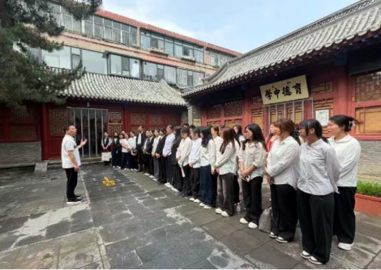 行走的思政課：追尋留法足跡 筑牢信仰之基  —— 我院教師為語傳學(xué)院師生在留法勤工儉學(xué)紀(jì)念館現(xiàn)場(chǎng)教學(xué)