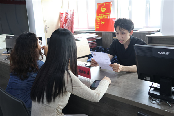 逐浪跨境藍(lán)海，賦能職場新程——經(jīng)濟(jì)學(xué)院成功舉辦2026屆畢業(yè)生跨境電商專場雙選會